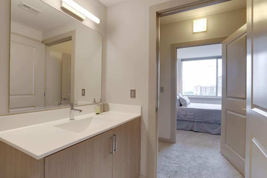 Wonderful 2Br Apartment At Crystal City Arlington Exterior photo